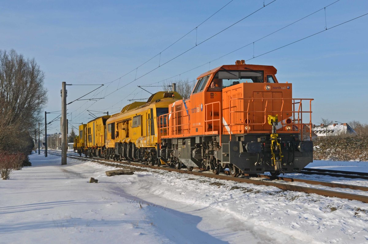 271 001 der Northrail schleppte am 14.02.21 einen Vossloh-Schleifzug durch Greppin Richtung Bitterfeld.