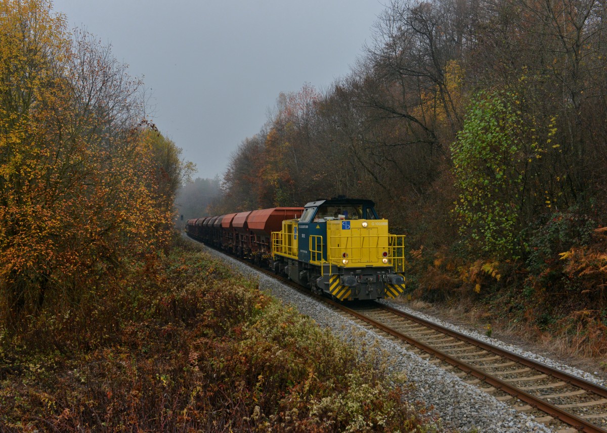 271 020 mit einem Schotterzug am 13.11.2015 bei Ulrichsberg. 