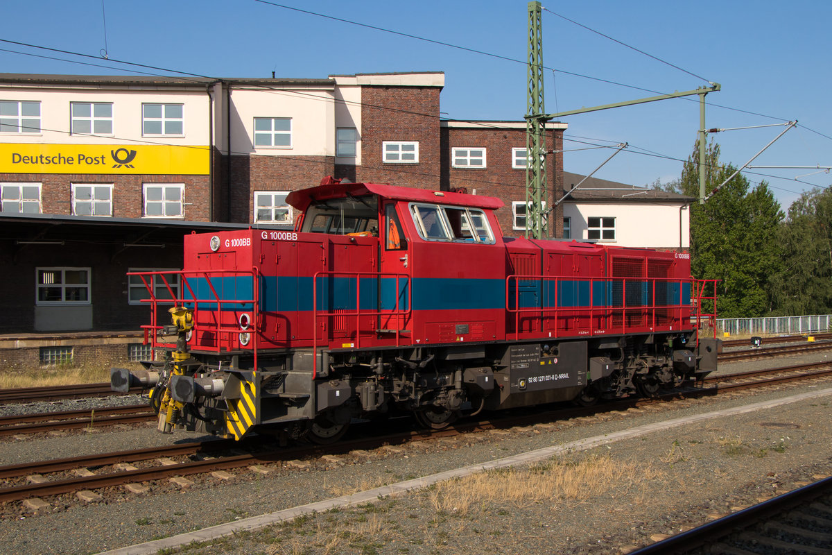 271 021-8 parkt vor der Post. Aufgenommen am 1. August 2018 in Plauen (ob. Bhf.)