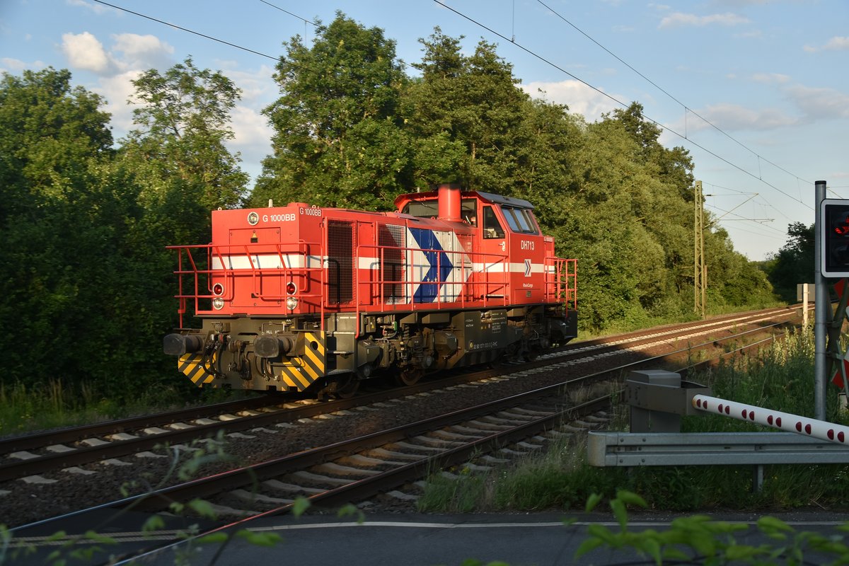 271 033-3 der RHC ist LZ am Bü Tilmeshof am Abend des 17.6.2019 aus Neuss kommend abgelichtet worden.