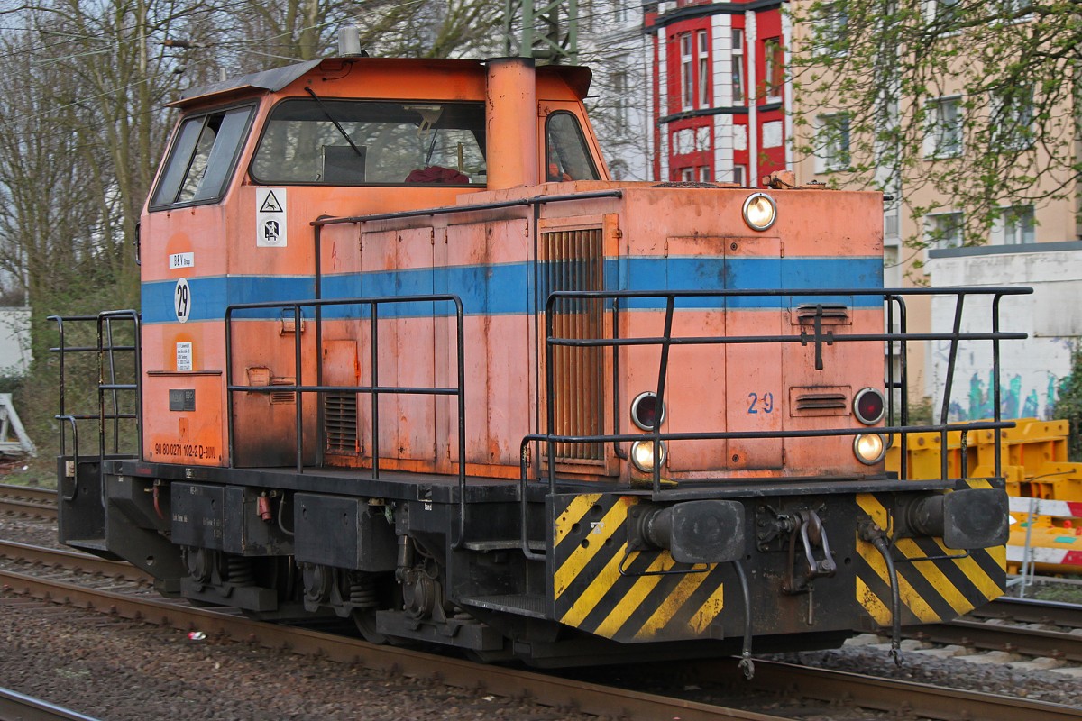 271 102 bzw. B&V Leipzig 29 rangierte am 17.4.13 in Duisburg-Rheinhausen.