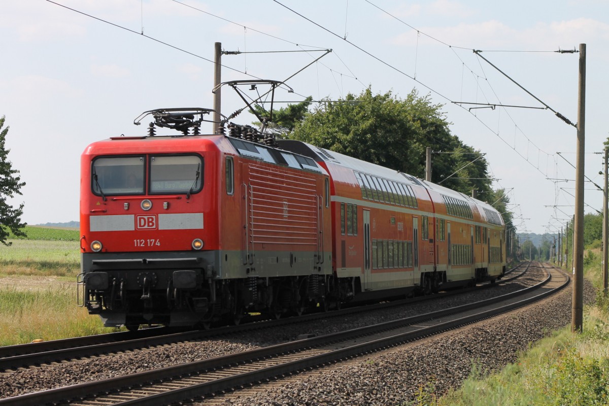 27.10.2015: Auch zwischen Braunschweig und Magdeburg unterwegs sind 112 oder 114.
Hier fuhr 112 169 mit ihrem Zug in Königslutter ein.