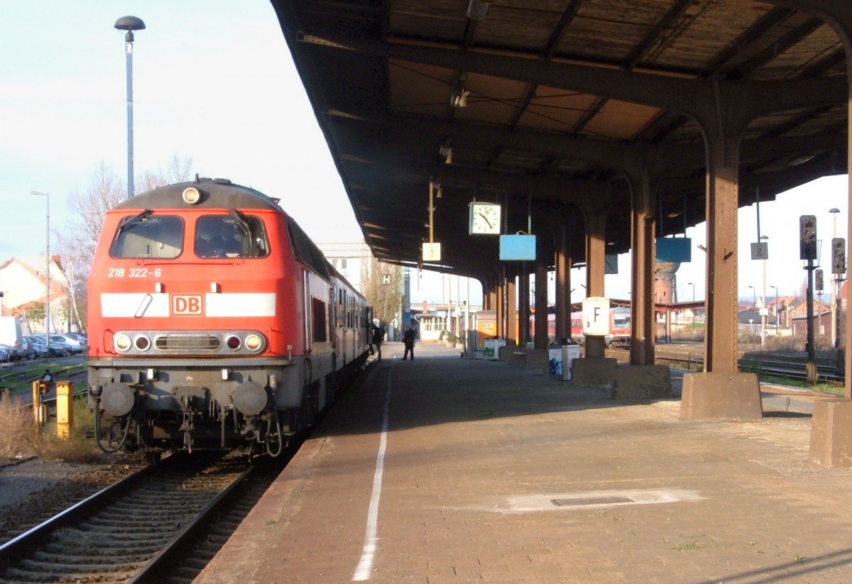 27.11.2005. Halberstadt. 218 322 bereit zur Abfahrt nach Elbingerode.
