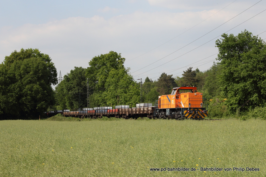 272 001-5 (Brohltal Eisenbahn) mit einem Güterzug in Ratingen Lintorf, 22. Mai 2015