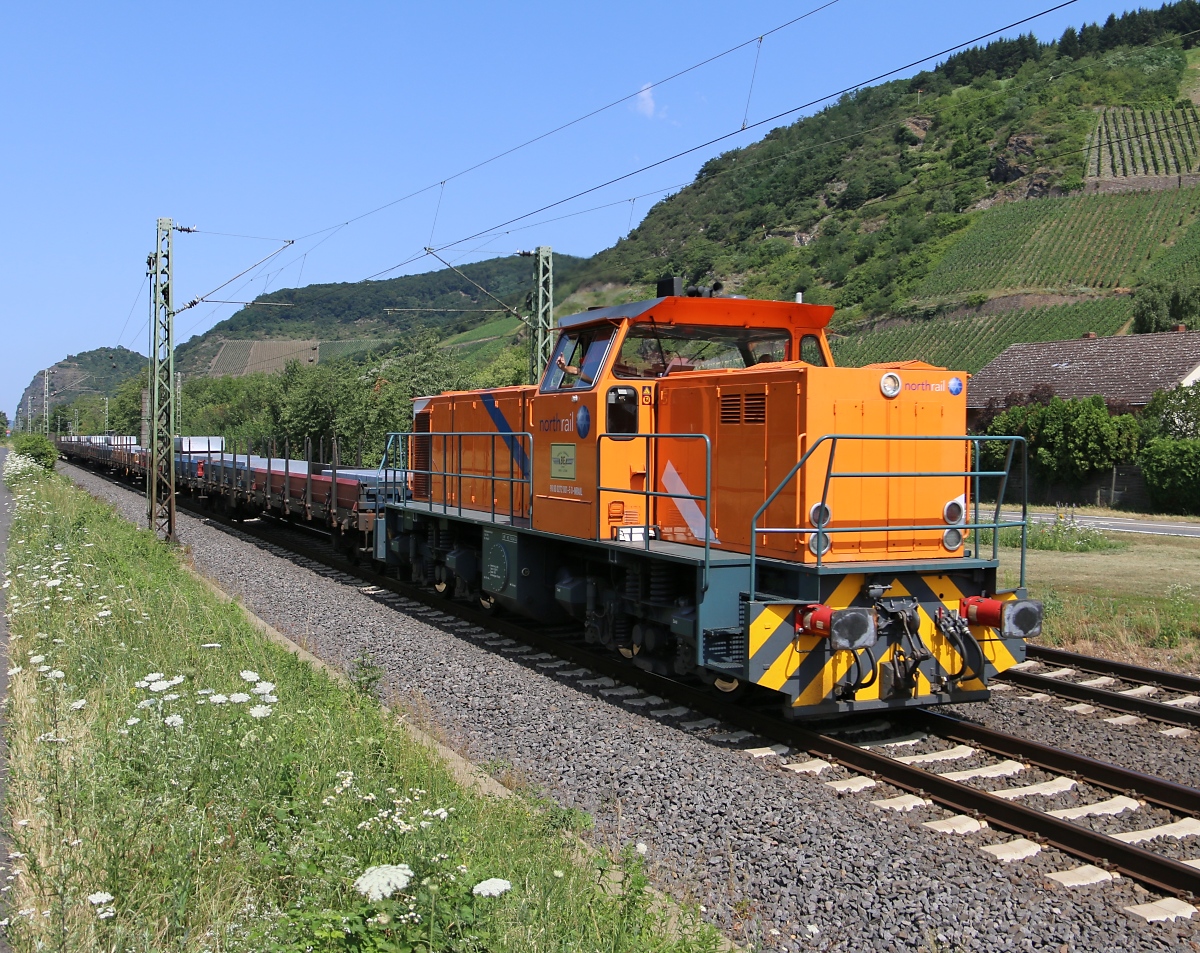 272 001-5 der Northrail mit Betonblöcken auf Flachwagen in Fahrtrichtung Koblenz. Aufgenommen am 17.07.2015 in Leutesdorf. Diesen Gruß des netten Tf erwidere ich gerne.