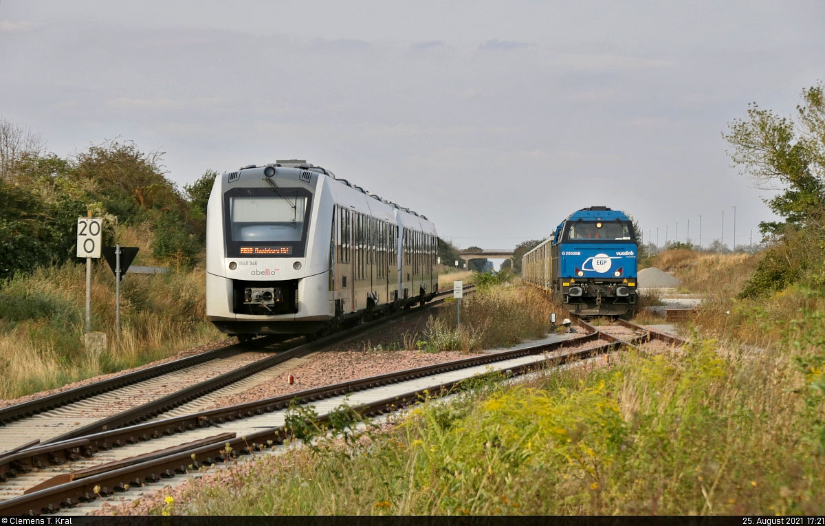 272 001-9 (Vossloh G 2000-3 BB) muss erst den RE mit 1648 946-9 und einem weiteren Alstom Coradia LINT 41 in der Gegenrichtung passieren lassen, ehe sie sich mit dem Kalkstein von der Verladestelle in Staßfurt losmachen kann.

🧰 Abellio Rail Mitteldeutschland GmbH | ENON Gesellschaft mbH & Co. KG, vermietet an die Eisenbahngesellschaft Potsdam mbH (EGP)
🚝 RE 74850 (RE10) Erfurt Hbf–Magdeburg Hbf
🚩 Bahnstrecke Schönebeck–Güsten (KBS 335)
🕓 25.8.2021 | 17:21 Uhr