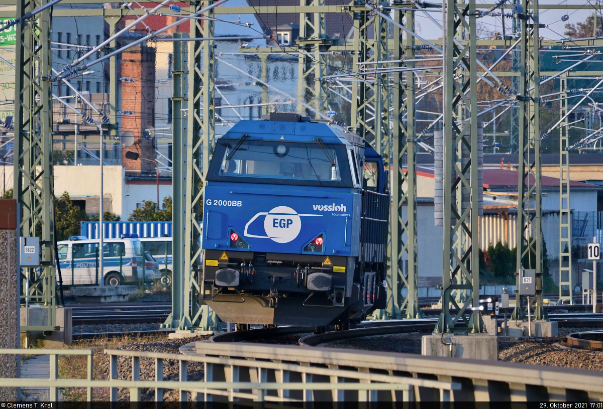 272 001-9 (Vossloh G 2000-3 BB) beim Umsetzen in der Zugbildungsanlage (ZBA) Halle (Saale). Sie zog bis zur Brücke Delitzscher Straße vor und fuhr dann wieder Richtung Rangiergleise.
Tele-Aufnahme von Bahnsteig 12/13.

🧰 ENON Gesellschaft mbH & Co. KG, vermietet an die Eisenbahngesellschaft Potsdam mbH (EGP)
🕓 29.10.2021 | 17:01 Uhr