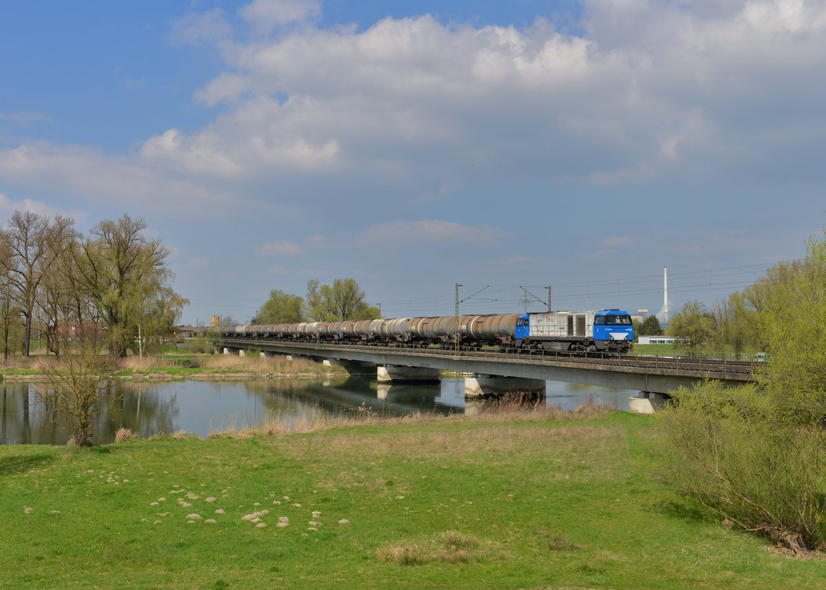 272 001 mit einem Kesselzug am 10.04.2016 bei Plattling. 