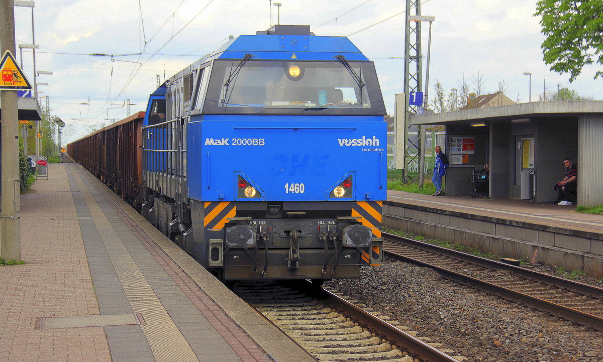 272 010 kommt mit Güterzug aus Richtung Neuss und fährt durch Nievenheim in Richtung Köln.
Aufgenommen vom Bahnsteig 2 in Nievenheim. 
Bei Sonne und Wolken am Nachmittag vom 15.4.2018.