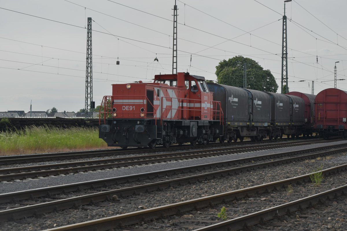272 014-8 holt einen neu zusammengestellten Zug aus dem Gleis und bringt ihn ins Aluwerk.21.5.2017