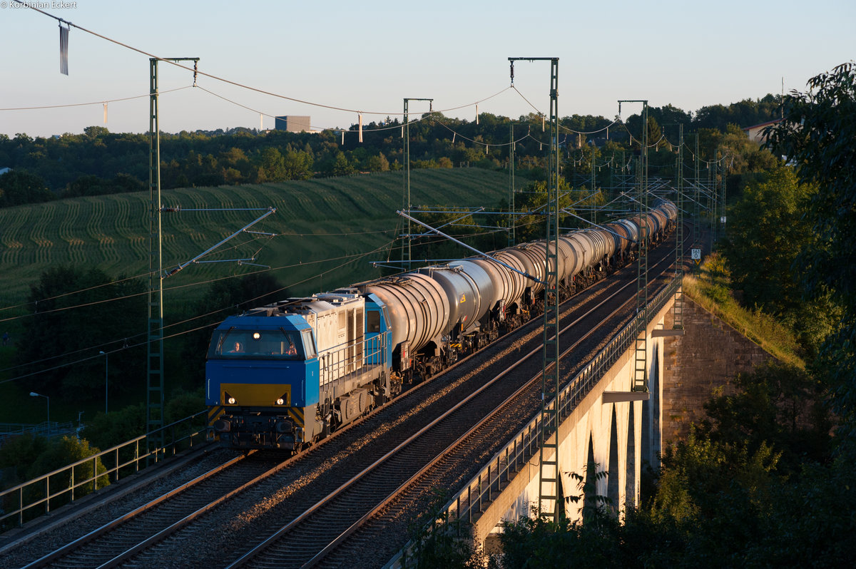272 201-5 mit einem Kesselwagenzug Richtung Plauen im letzten Licht bei Überquerung des Unterkotzauer Viadukts in Hof, 30.08.2016