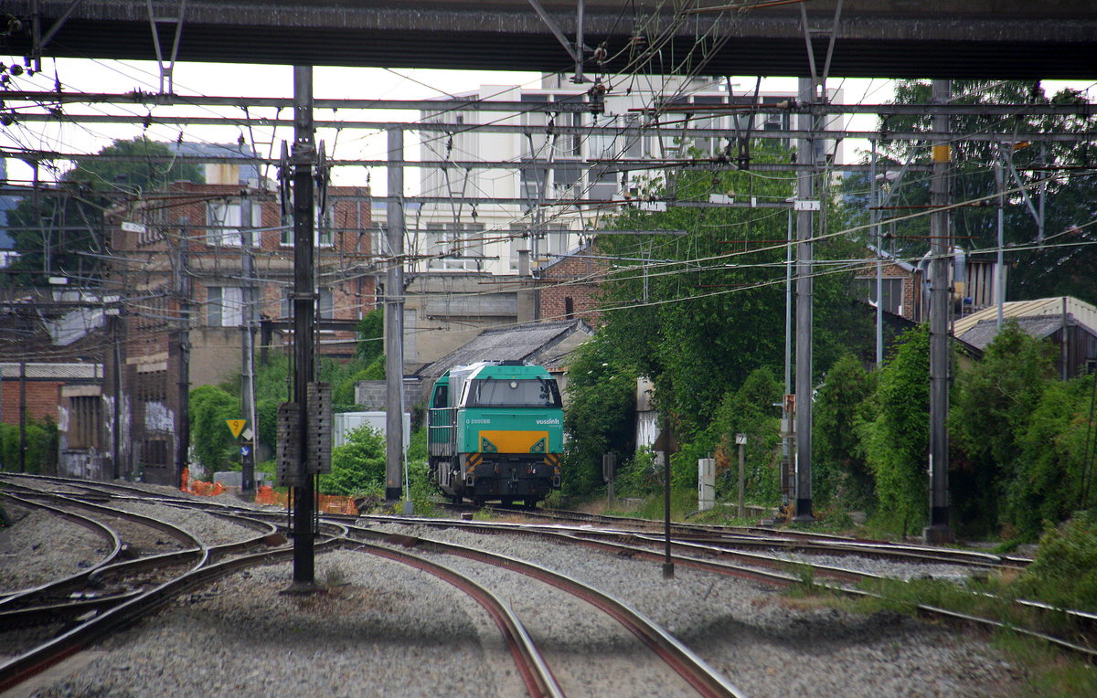 272 403-7 von Railtraxx steht abgestellt in Bressoux(B).
Aufgenommen vom Bahnsteig 2 in Bressoux(B).
Bei Gewittergefahr am Nachmittag vom 15.6.2017.