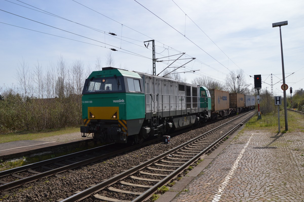 272 404-5 mit einem Containerzug durch Kaldenkirchen in Richtung Venlo unterwegs. Sonntag 12. April 2015