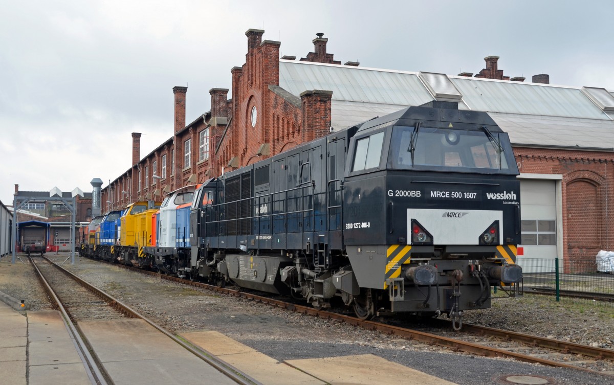 272 406 stand am 21.09.13 im Stendaler Alstom-Werk vor einer Reihe V 100 abgestellt. Fotografiert beim Tag der offenen T�r.