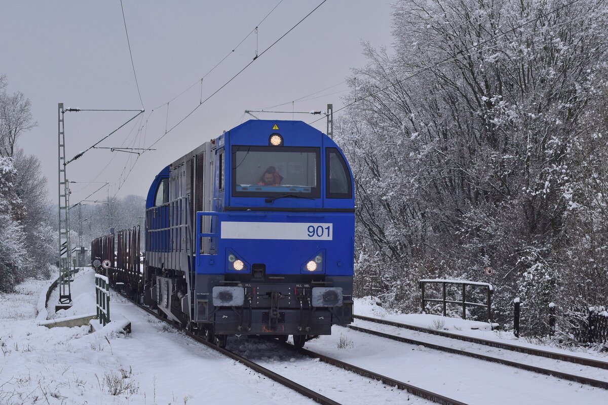 273 002-6 kommt mit einem Güterzug aus Richtung Eschweiler durch Eschweiler Nothberg gen Köln gefahren.

Eschweiler 21.01.2023