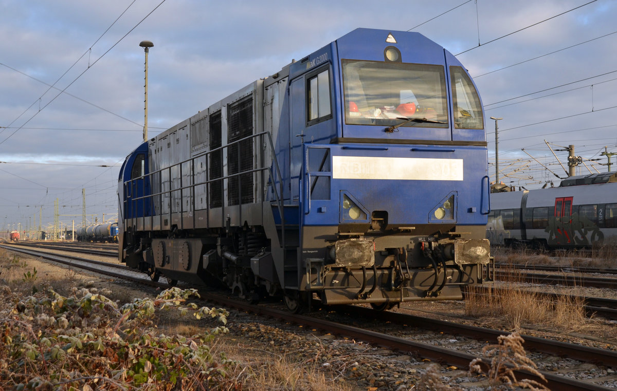 273 004 sonnte sich am Morgen des 06.12.16 in Bitterfeld. Die G 2000 war zuvor bei der RBH unter der Nummer 903 im Einsatz. Die Lok wird vor dem Kesselwagenzug Bitterfeld-Hof eingesetzt wo zuvor eine Maxima zum Einsatz kam.