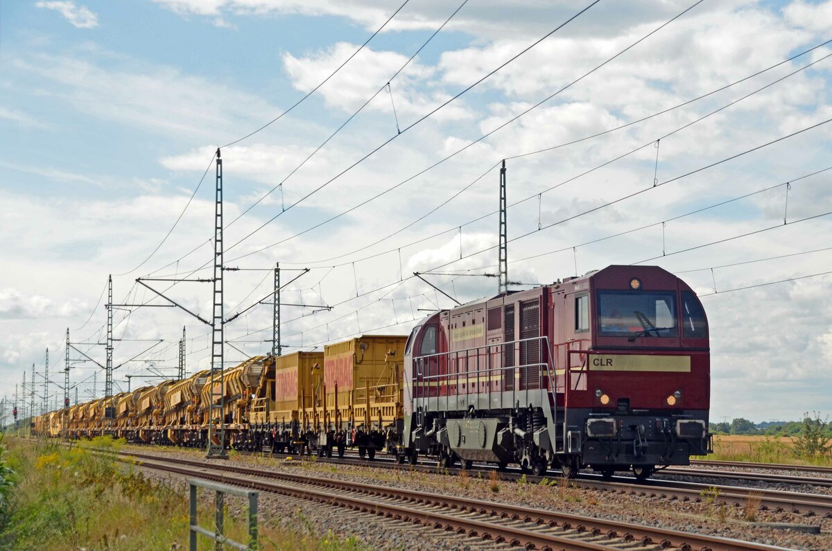 273 008 der CLR schleppte am 08.08.21 einen Strabag-Bauzug durch Radis Richtung Wittenberg.