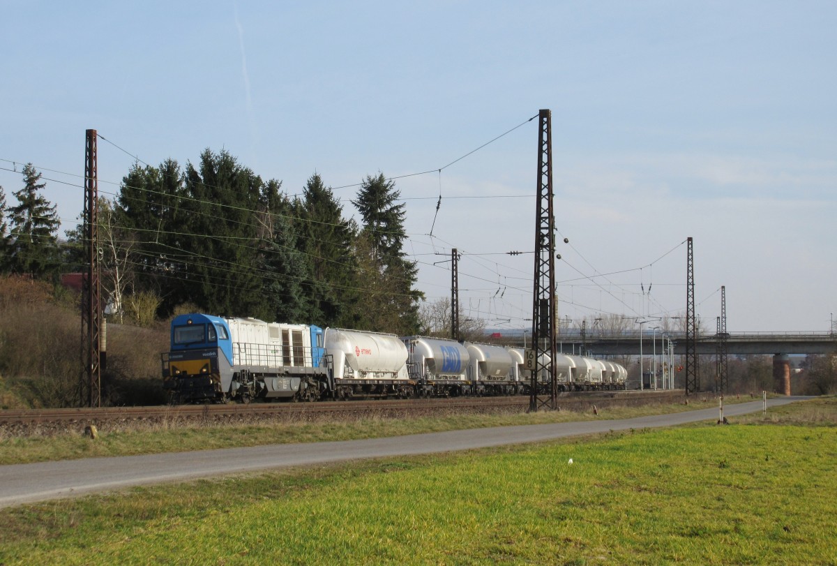 273 103-2 zieht am 17.Mrz 2015 einen Silozug durch Retzbach-Zellingen in Richtung Gemnden.