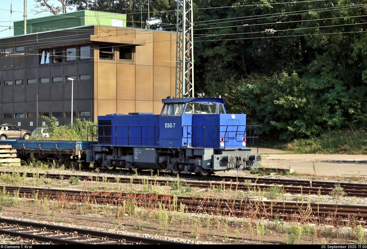 274 101-1 (ESG 7 | MaK G 1205 BB) ist im Bahnhof Bietigheim-Bissingen abgestellt.
Aufgenommen von Bahnsteig 9/10.

🧰 Eisenbahn Service Gesellschaft mbH (ESG)
🕓 20.9.2020 | 17:00 Uhr