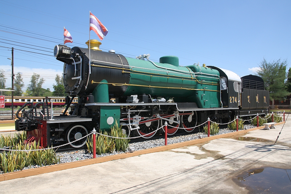 274 (2'C1'-h3, Hanomag, Bauj. 1928, Fab.Nr. 10614) als Denkmal neben dem Aufnahmsgebäude der Sila At Station am 19.Mai 2018.