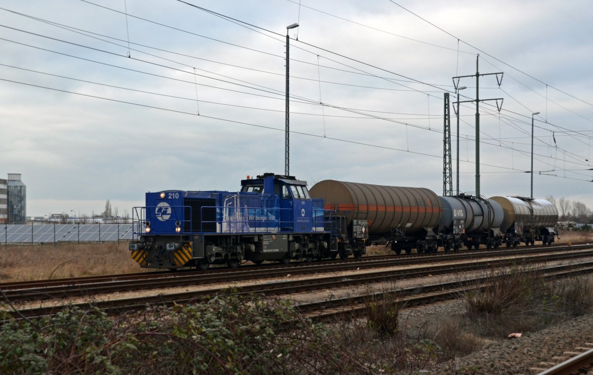 275 013 verlässt mit ihrer Übergabe nach Leuna am 02.02.15 Bitterfeld.