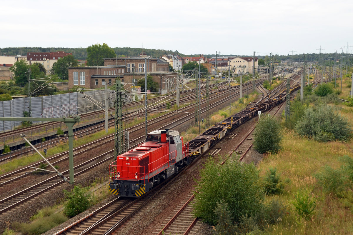 275 027 der RBB verlässt mit einigen leeren Containertragwagen am 30.08.20 den Bitterfelder Bahnhof Richtung Wittenberg.