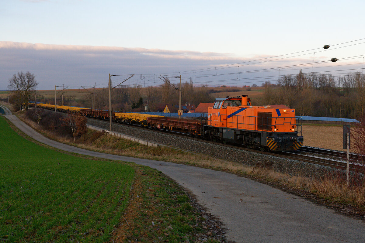 275 105 Northrail mit einem Flachwagenzug bei Gnötzheim Richtung Ansbach, 27.02.2021