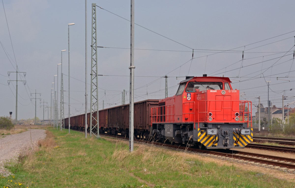 275 111 der Captrain stand am 06.04.14 mit einem Hochbordwagenzug in Bitterfeld abgestellt.