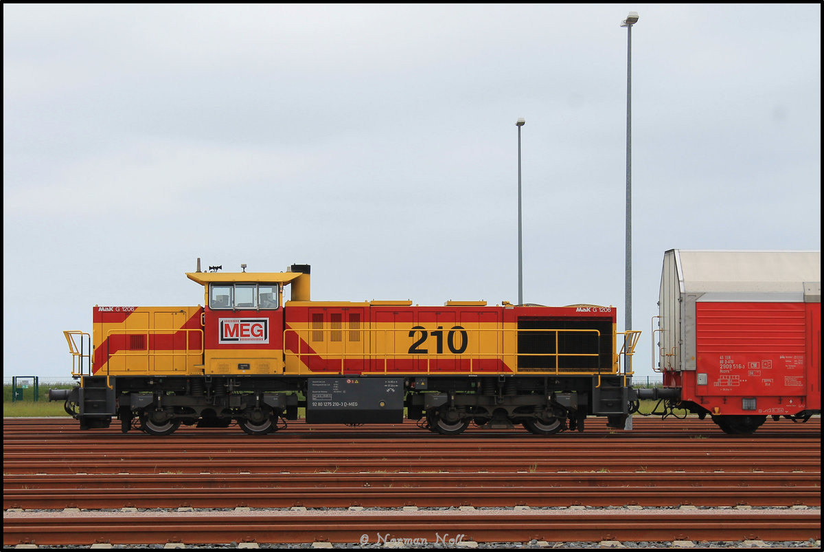 275 210-3 der MEG mit Hccrrs Wagen der ATG (jetzt DB-Schenker Rail Automotive GmbH)kurz vor der Abfahrt von dem Jade-Weser-Port. 09/06/2016