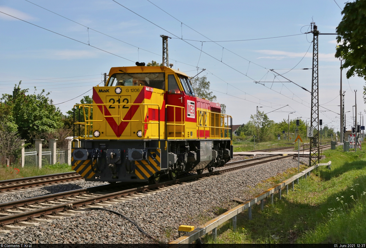 275 212-9 (Lok 212 | Vossloh G 1206) ist in Merseburg Elisabethhöhe unterwegs zum Braunkohlekraftwerk Schkopau (Buna-Werke). Wenige Meter weiter wird die Strecke bis zum Werkbahnhof wieder eingleisig - die Züge fahren hier offensichtlich regelmäßig im Linksverkehr.

🧰 Mitteldeutsche Eisenbahn GmbH (MEG)
🚩 Bahnstrecke Merseburg–Halle-Nietleben (KBS 588)
🕓 1.6.2021 | 12:37 Uhr