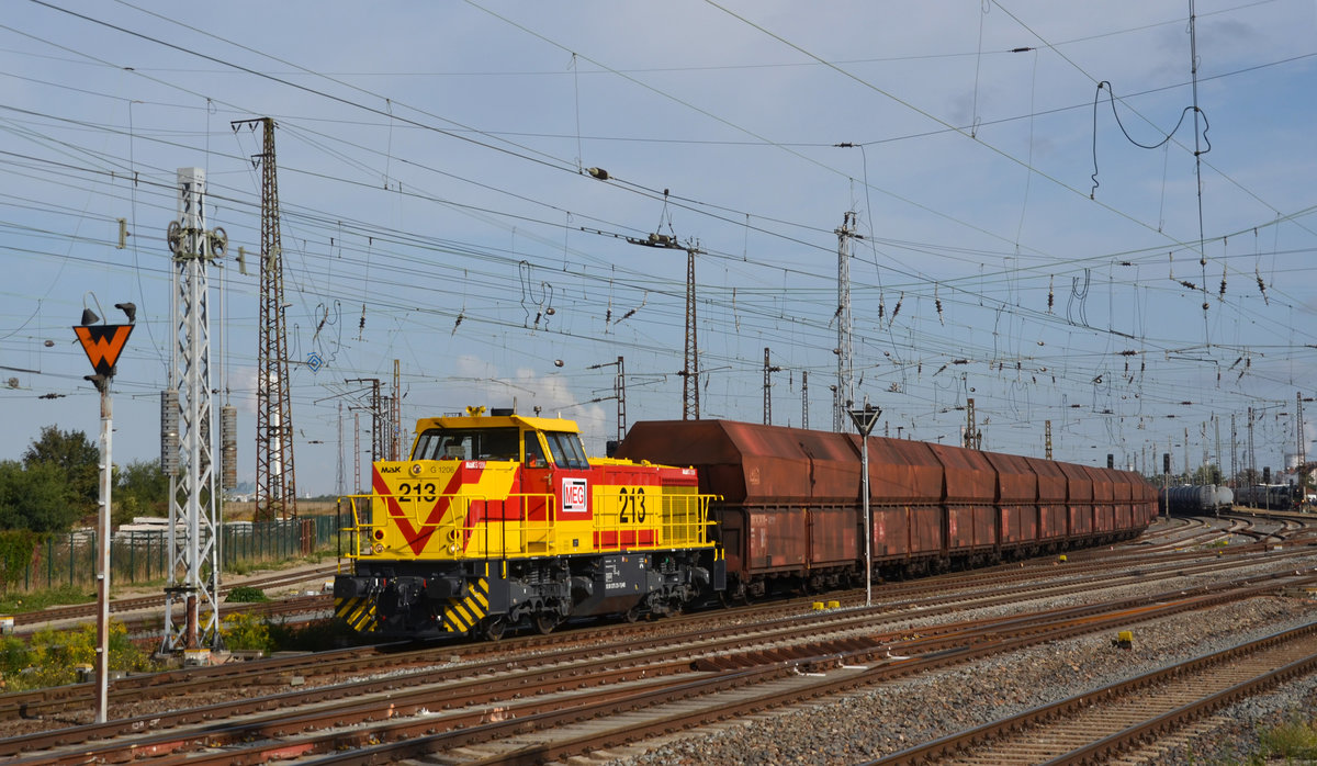 275 213 der MEG wurde wegen der Zugtrennung am Sonderzug der 18 201 über den Güterbahnhof von Großkorbetha geleitet.