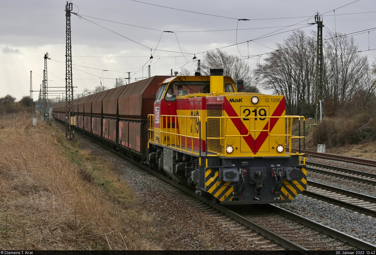 275 219-4 (Lok 219 | Vossloh G 1206) kommt in Großkorbetha mit Braunkohle aus dem Tagebau Profen für das Kraftwerk Schkopau gefahren.

🧰 Mitteldeutsche Eisenbahn GmbH (MEG)
🕓 30.1.2022 | 13:43 Uhr