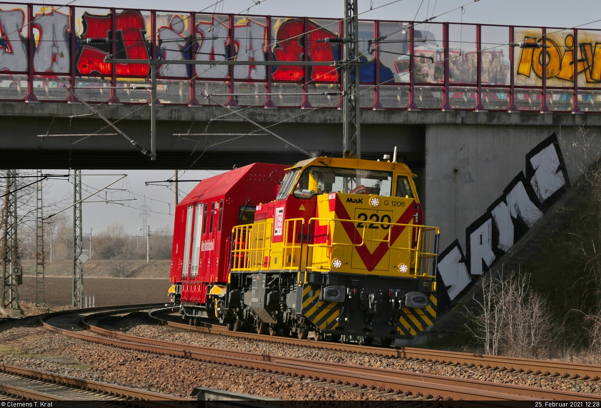 275 220-2 (Lok 220 | Vossloh G 1206) kommt abweichend vom Personenzuggleis durch Peißen Richtung Delitzsch gefahren. Am Haken hat sie den Hilfszug  Halle/Saale  (99 80 9370 057-8 D-DB) der DB Netz Notfalltechnik.
Aufgenommen am Bü Orionstraße/Lindenring.

🧰 Mitteldeutsche Eisenbahn GmbH (MEG) / DB Netz AG
🚩 Bahnstrecke Halle–Cottbus (KBS 219)
🕓 25.2.2021 | 12:28 Uhr