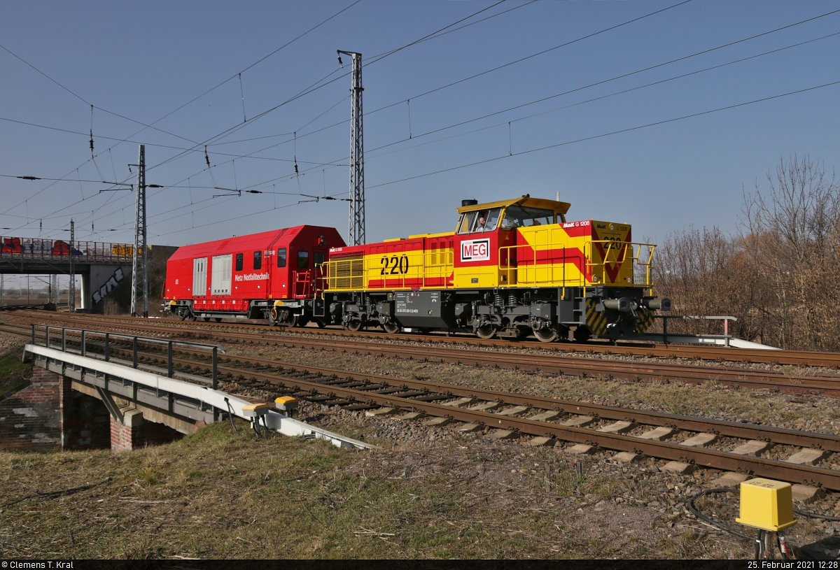 275 220-2 (Lok 220 | Vossloh G 1206) mit dem Hilfszug  Halle/Saale  (99 80 9370 057-8 D-DB) der DB Netz Notfalltechnik am Bü Orionstraße/Lindenring in Peißen Richtung Delitzsch.

🧰 Mitteldeutsche Eisenbahn GmbH (MEG) / DB Netz AG
🚩 Bahnstrecke Halle–Cottbus (KBS 219)
🕓 25.2.2021 | 12:28 Uhr