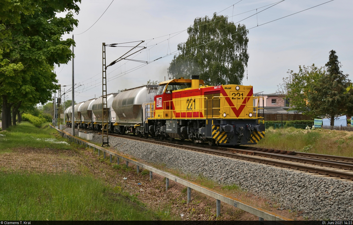 275 221-0 (Lok 221 | Vossloh G 1206) kommt in Merseburg Elisabethhöhe mit Silowagen aus den Buna-Werken gefahren.

🧰 Mitteldeutsche Eisenbahn GmbH (MEG)
🚩 Bahnstrecke Merseburg–Halle-Nietleben (KBS 588)
🕓 1.6.2021 | 14:23 Uhr