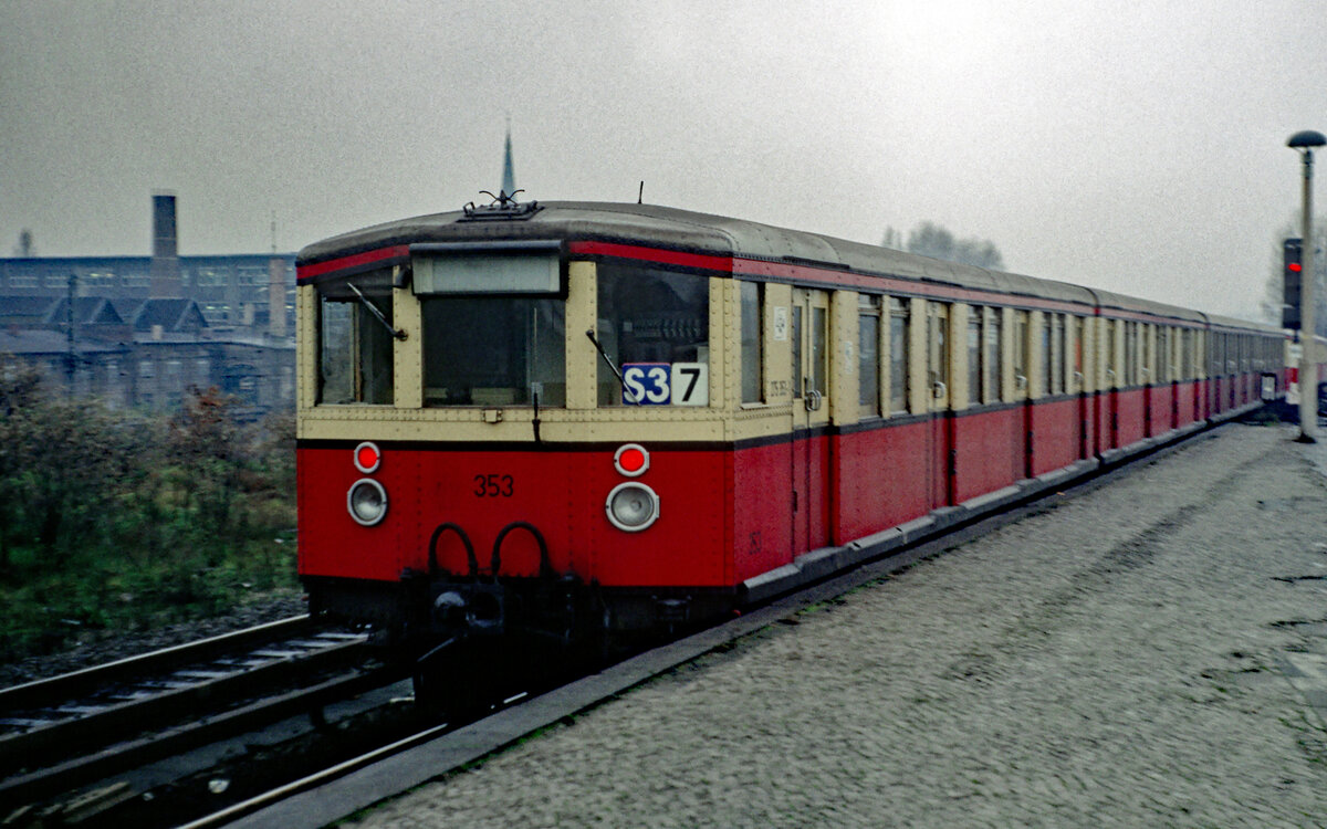 275 353 am 14.11.1990 im Berliner S-Bahn-Bahnhof Ostkreuz.