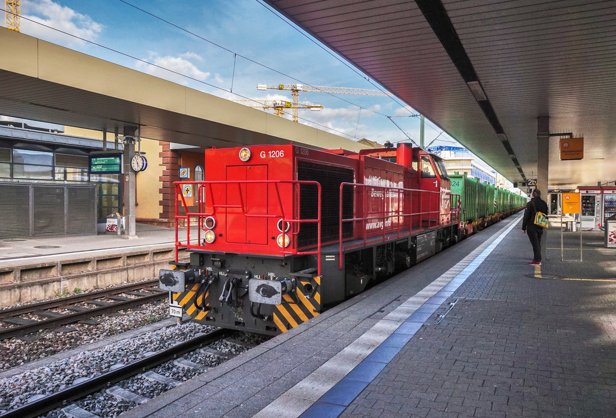 275 506-4 von AVG Cargo fährt am 6.4.2017 mit einem Müllzug in Mannheim Hbf ein.