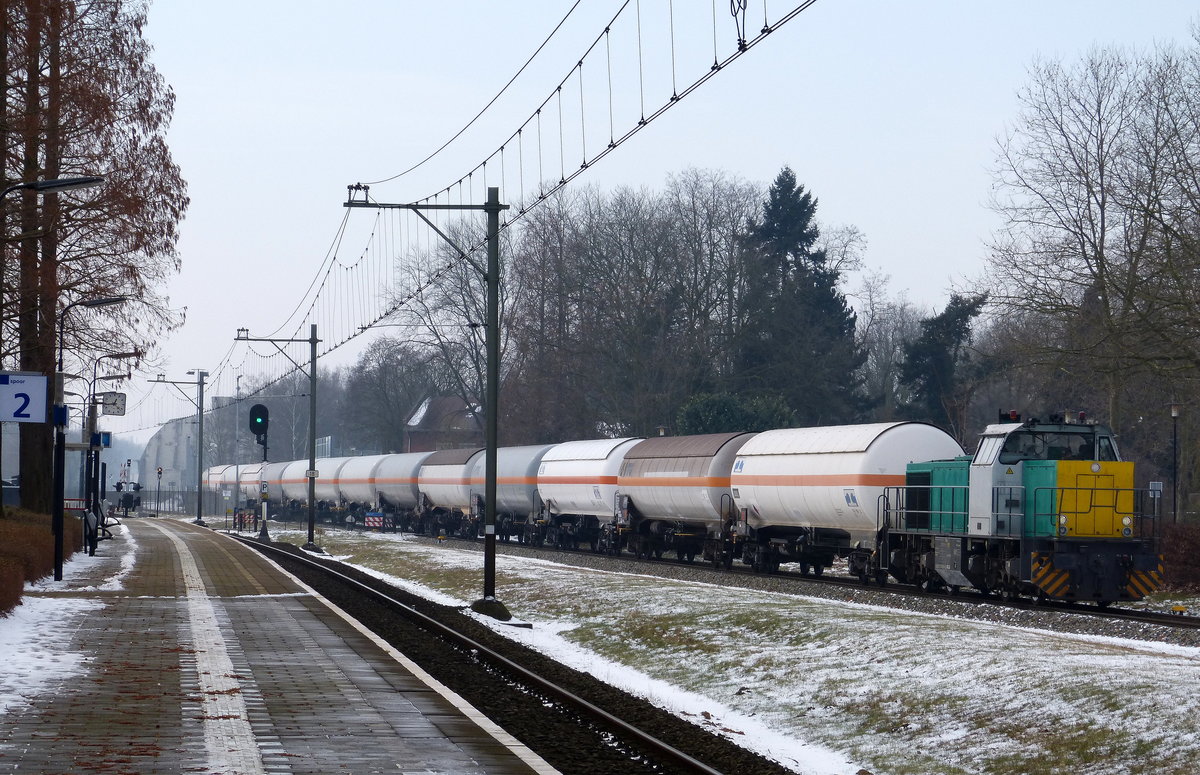 275 632 von Captrain fährt mit einem Gaszug aus Geleen-Lutterade(NL) nach Sloe(NL) und fährt in Richtung Sittard(NL).
Aufgenommen in Geleen-Lutterade(NL). 
Bei Sonne und Schnee am Kalten Mittag vom 3.3.2018.