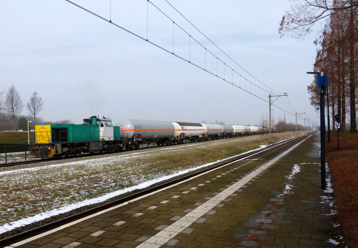 275 632 von Captrain  kommt mit einem Gaszug aus Sloe(NL) nach Geleen-Lutterade(NL) und fährt in Geleen-Lutterade(NL) ein. 
Aufgenommen in Geleen-Lutterade(NL).
Bei Sonnenschein und Schnee am Kalten Nachmittag vom 3.3.2018.