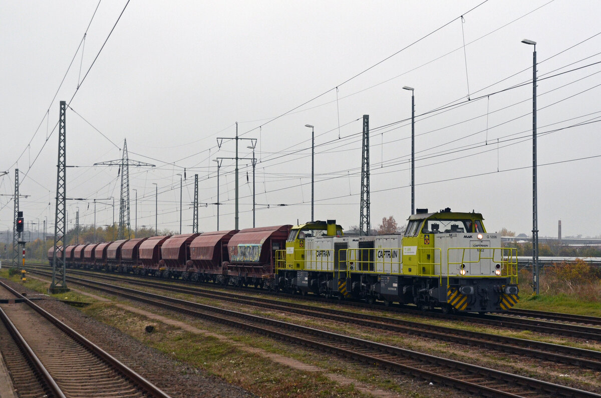 275 801 und 275 820 der RBB erreichen mit einem Silozug am 13.11.22 den Bahnhof Bitterfeld.