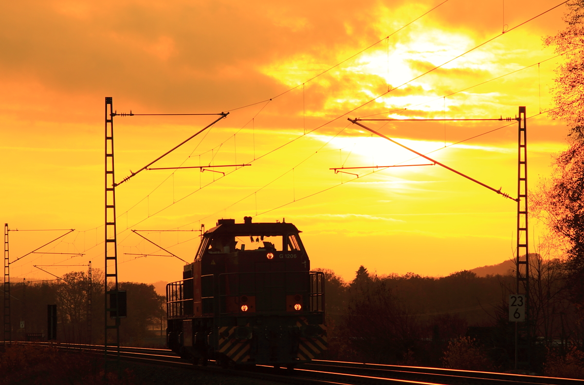 275 805-0 Sonata bei Staffelstein während des Sonnenuntergangs am 12.11.2015.