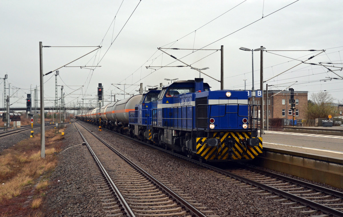 275 806 und 275 011 der Infra Leuna bespannten am 17.03.19 den Ammoniakzug von Wittenberg-Piesteritz nach Großkorbetha. Hier passieren beide Mak-Loks Bitterfeld Richtung Halle(S).