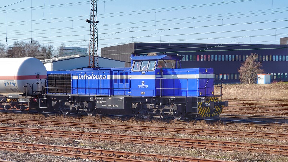 275 806 von InfraLeuna am 14.2.22 mit kurzem Kesselzug bei der Durchfahrt in Leipzig-Schönefeld