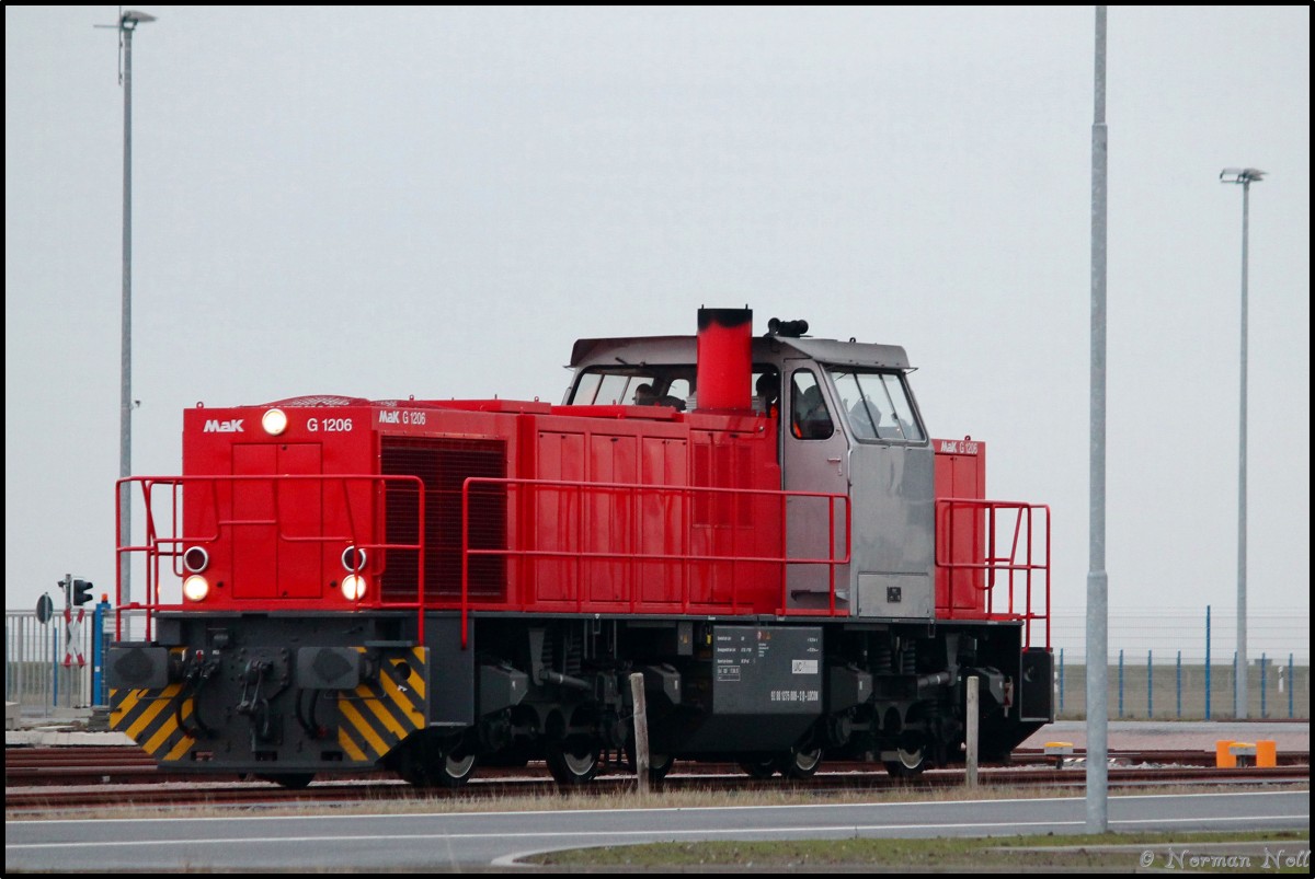 275 809-2 der LOCON ist bereit Ihren Containerzug aus der KV-Anlage auf dem Jade-Weser-Port zu holen. Wilhelmshaven 27/11/2015