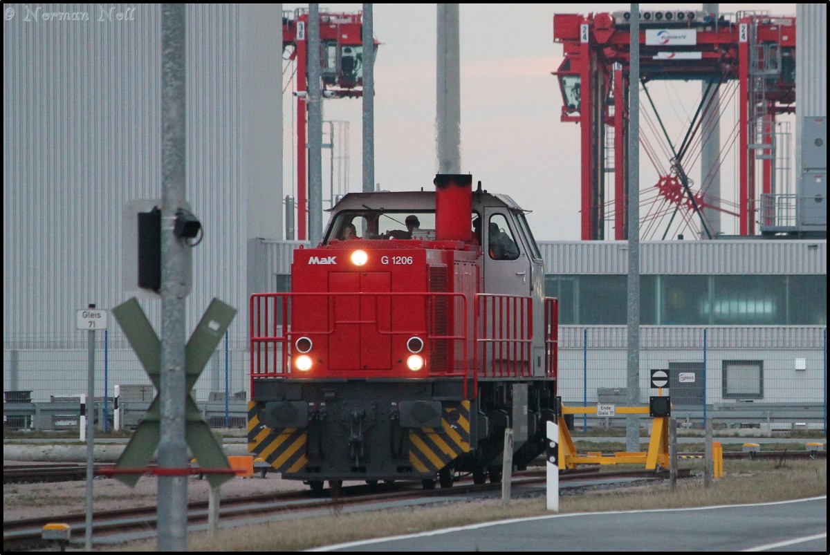 275 809-2 der LOCON ist bereit Ihren Containerzug aus der KV-Anlage auf dem Jade-Weser-Port zu holen. Wilhelmshaven 27/11/2015