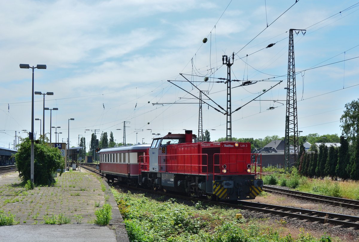 275 814-2 fuhr mit 303 022-7 durch Oberhausen Hbf gen Oberhausen West.

Oberhausen 14.06.2019