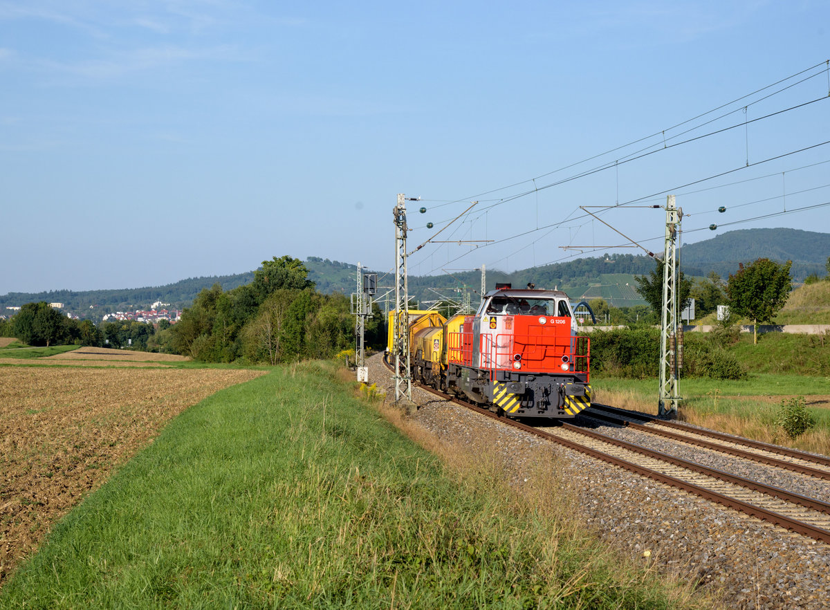 275 814(Lok 3)von der Railflex GmbH mit Bauzug in Richtung Reutlingen beim Metzingen Tannenhof am 29.8.2017.