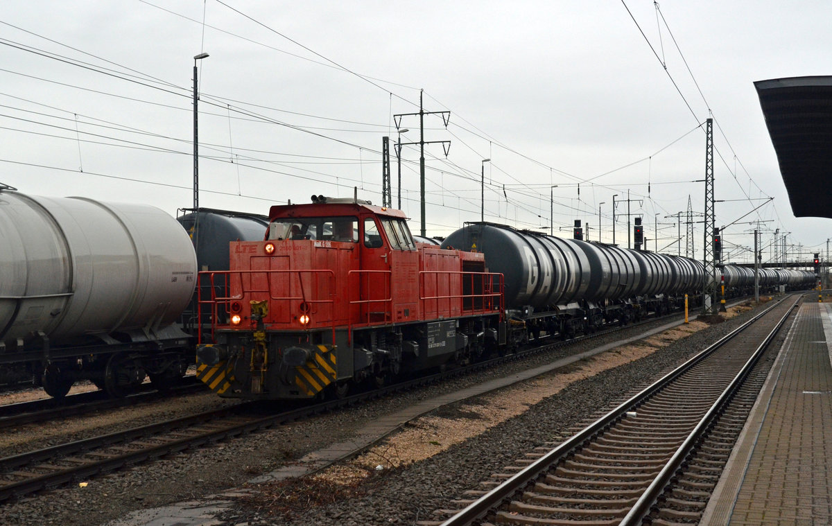 275 820 der RBB ist noch anzusehen für welches EVU sie zuvor im Einsatz war. Hier bringt sie am 17.03.19 einen Kesselwagenzug in den Güterbreich von Bitterfeld.