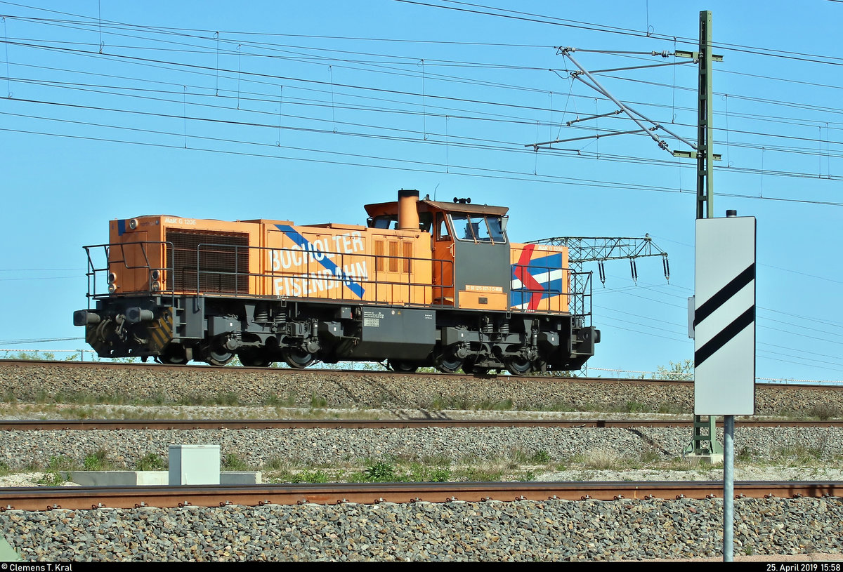 275 837-3 (Lok 6 | MaK G 1206) der northrail GmbH, vermietet an die Bocholter Eisenbahngesellschaft mbH, als Tfzf fährt in Halle (Saale), Karl-von-Thielen-Straße (Gebiet der DR), auf der Ostumfahrung für den Güterverkehr in nördlicher Richtung.
[25.4.2019 | 15:58 Uhr]