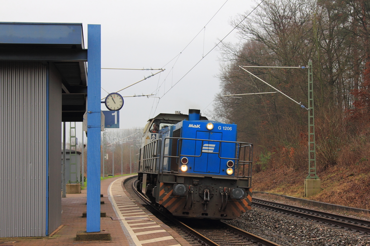275 842-3 SVG/RBG D 05 Regental Cargo in Michelau/ Oberfranken am 19.12.2015.